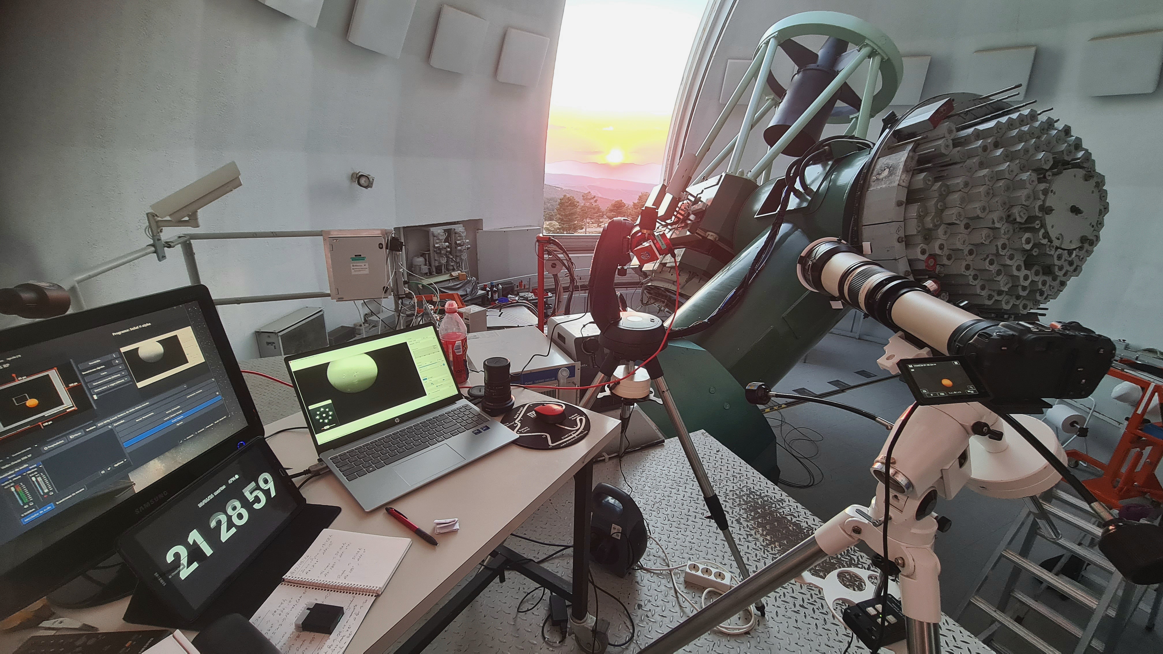 Equipo de observación para la retransmisión del eclipse