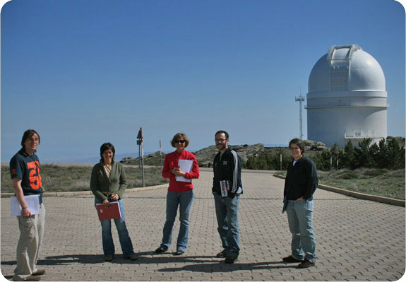Academia de Calar Alto: grupo de Universidad de Granada y cúpula 3.5 m